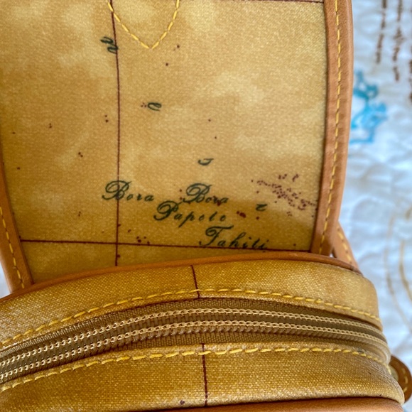 Cute Alviero Martini(made in Italy) crossbody - Picture 5 of 5